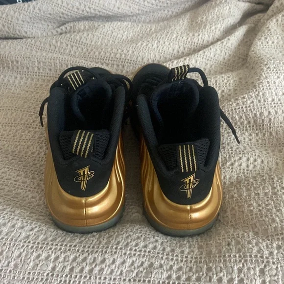 Gold Nike foamposites!!! Perfect condition NO BOX display picture 3
